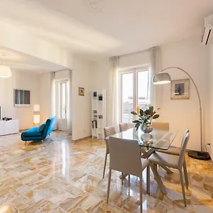  Apartment Roommo Artisti Italy